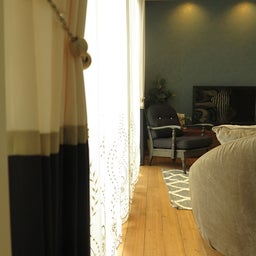 画像 洋風なかわいいお家にかわいいチェアとソファを提案！アンティーク風な家具をチョイスしたコーデ の記事より 6つ目
