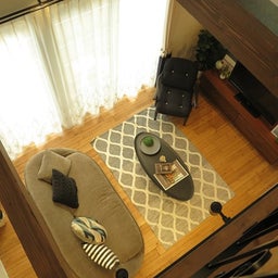 画像 洋風なかわいいお家にかわいいチェアとソファを提案！アンティーク風な家具をチョイスしたコーデ の記事より 15つ目