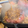 湯気の向こうに和牛レアハンバーグ　大衆焼肉こじまの画像