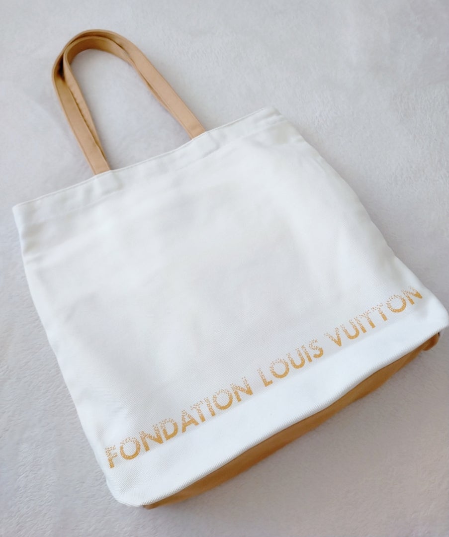 お得!ルイヴィトン財団美術館で人気のトートバッグがお安く買える