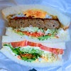 【イギリスパンシリーズ・ハンバーグ＆エッグ】厚切り&薄切りの画像