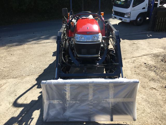 ヤンマー EF228 フロントローダー付 が沖縄県に出荷されました