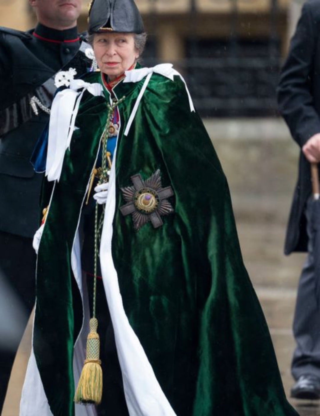 レディースエリザベス女王 プラチナジュビリー 王冠 ブローチ チャールズ 戴冠式アクセサリー