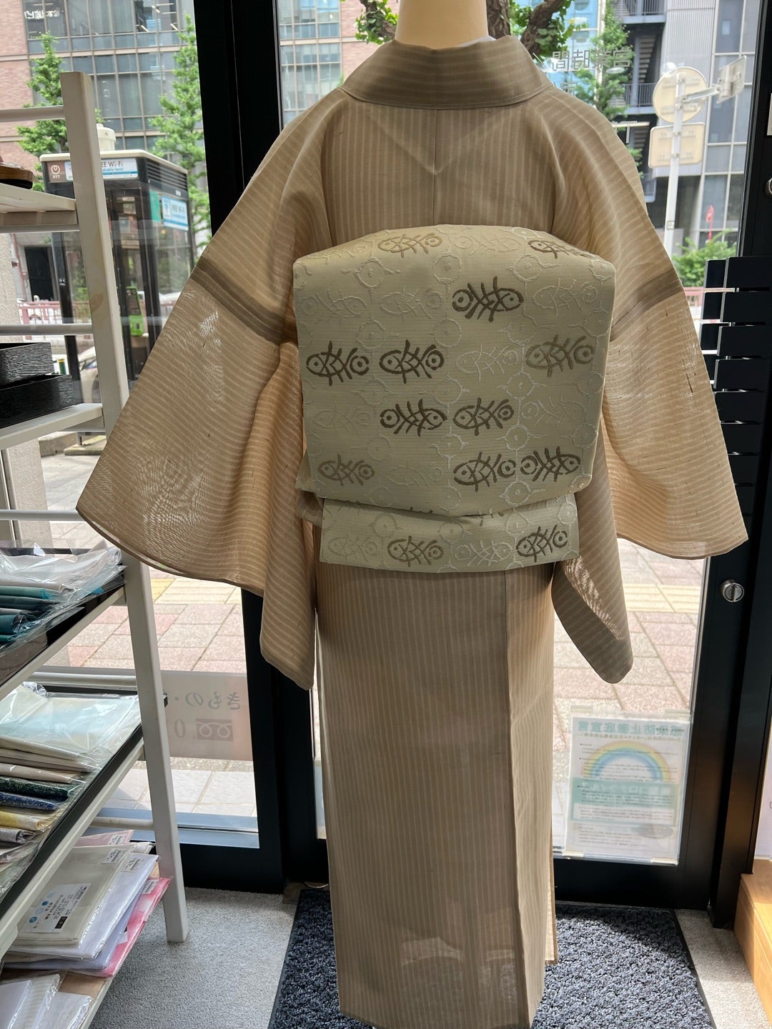 サンドベージュ、縞の夏紬と魚、川島織物の名古屋帯♪ | キモノ和楽市 