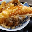 揚げたて天ぷらが乗った天丼のお話