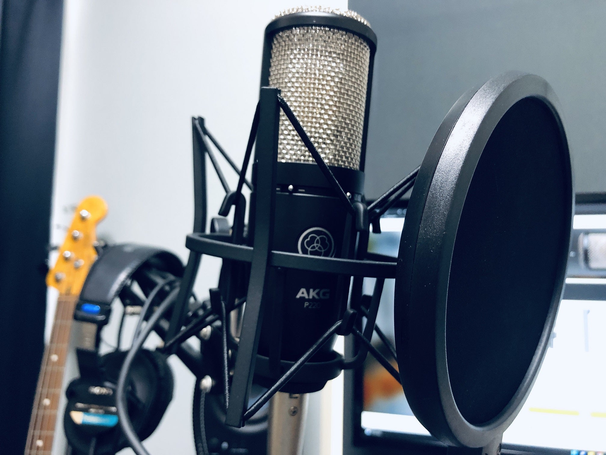 AKG P220 コンデンサーマイク ケース付き 集る AKG P220 コンデンサーマイク ケース付き 集る
