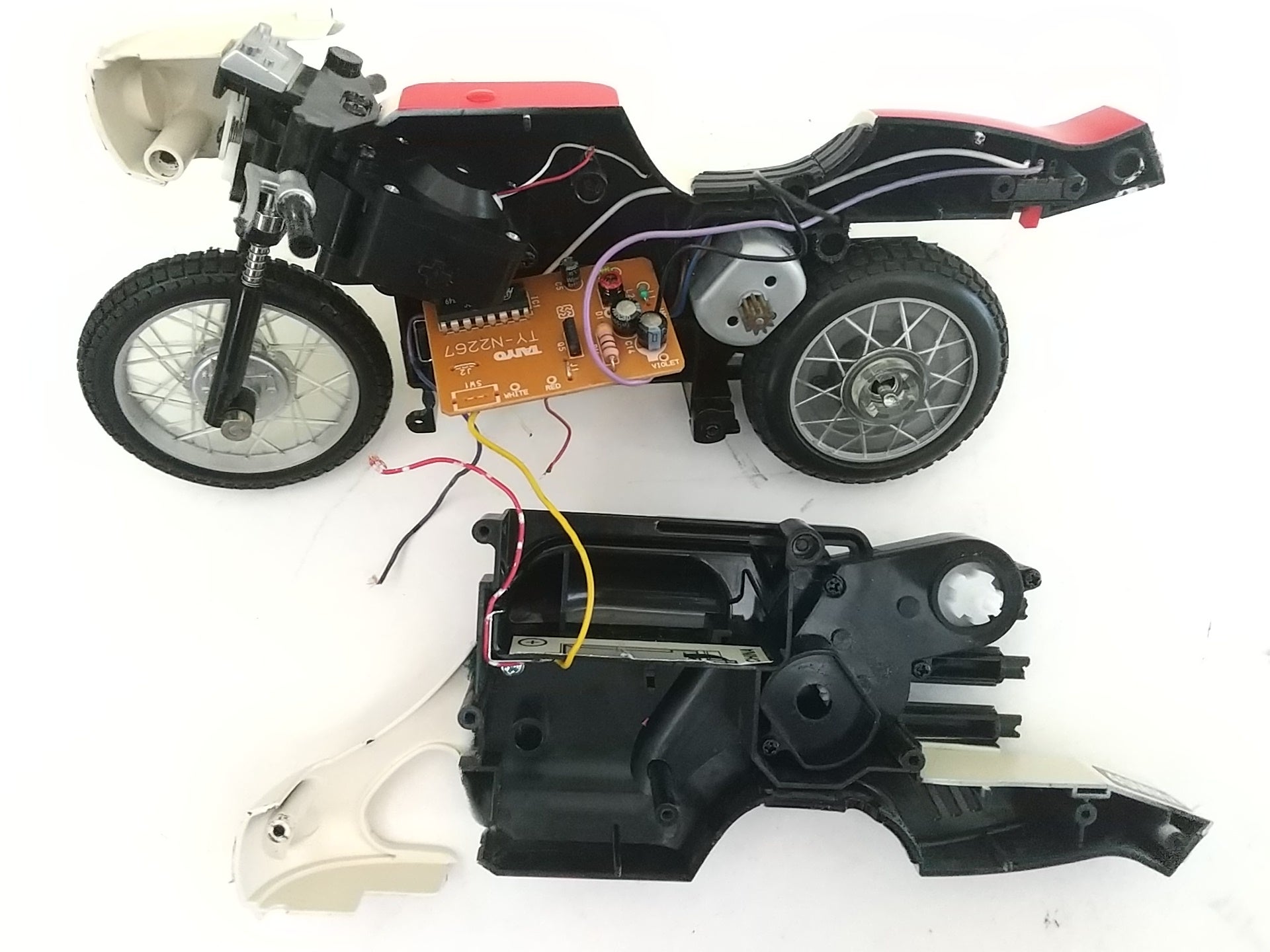 RCで走る サイクロン号 約20年前(仮面ライダーバイク)の修理 RCで走る サイクロン号 約20年前(仮面ライダーバイク)の修理
