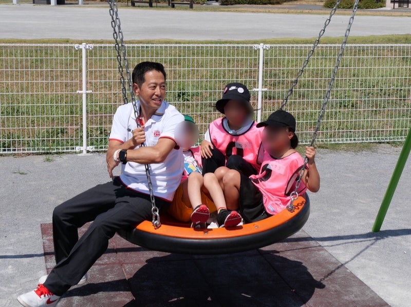 インクルーシブ公園のブランコを楽しむ子供たちと市長