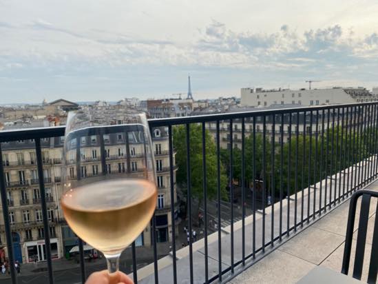 【フランス】買い物で疲れたらエッフェル塔を眺めながらワイン休憩♪の記事より