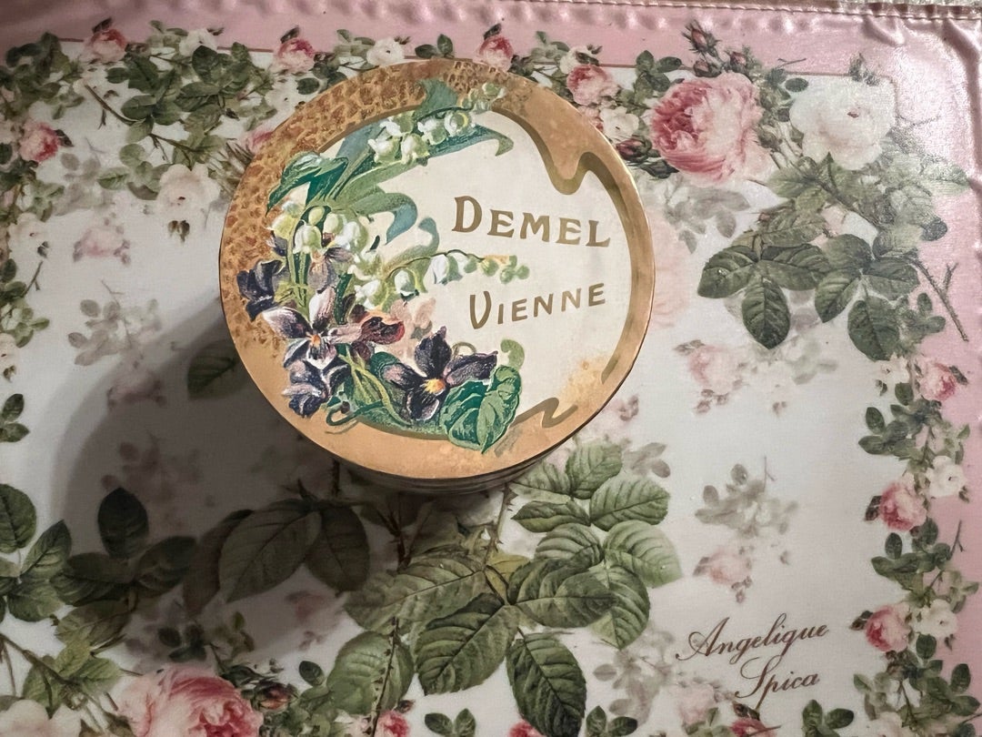 届きました!デメル すみれの砂糖漬け | トイプードルに囲まれて 届きました!デメル すみれの砂糖漬け | トイプードルに囲まれて