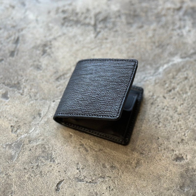 模様が特徴的なサメ革🦈シンプルな二つ折り財布💴