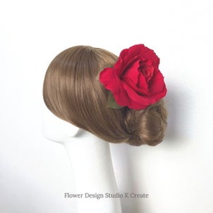 R  様からのレビュー：フラメンコ・ダンス・発表会に♡ベロア調の赤い薔薇のヘアクリップの画像