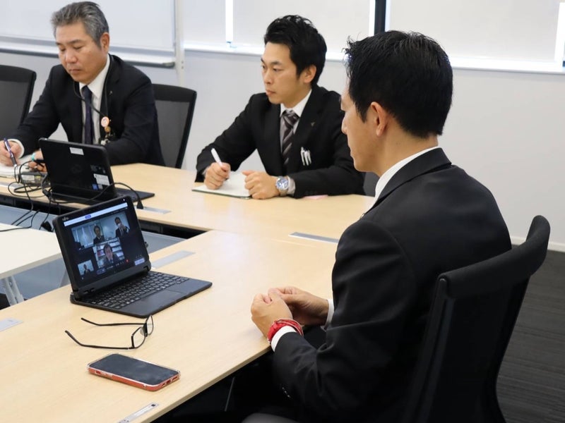 吉田先生とオンラインで意見交換をする市長