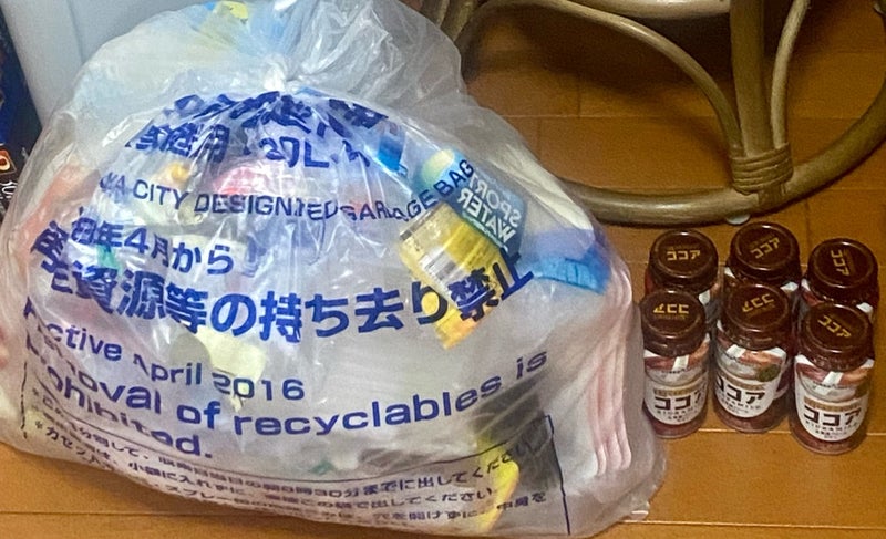 プラスチック包装容器ごみとスチール缶の写真