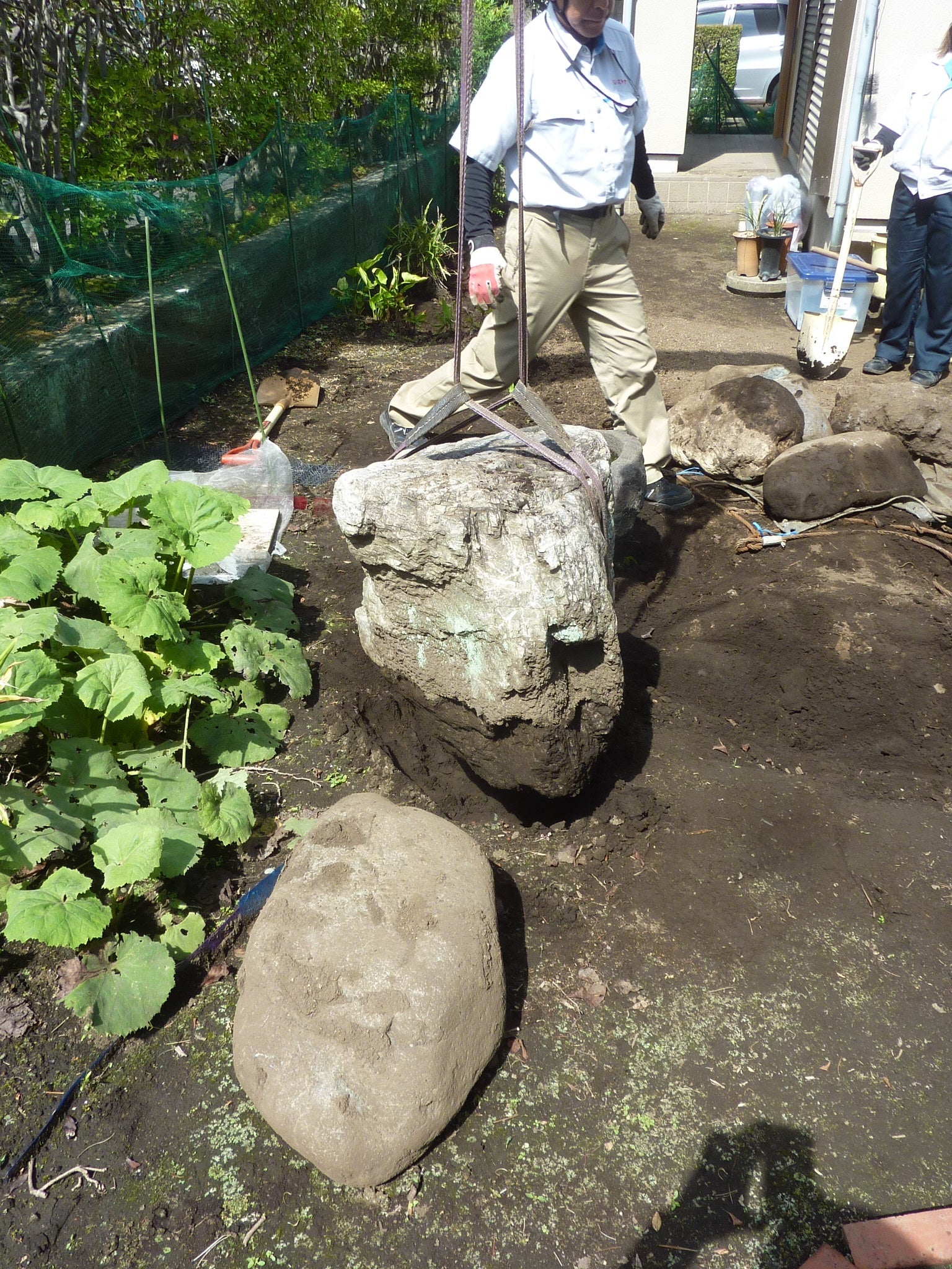 庭を造り替えるため大きな庭石を片付けたい 相模原市にて 庭を造り替えるため大きな庭石を片付けたい 相模原市にて