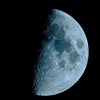 上弦の月、交差する光と影の画像
