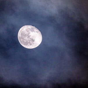 ⭐雲の隙間からお月さま（月齢17.7）の画像