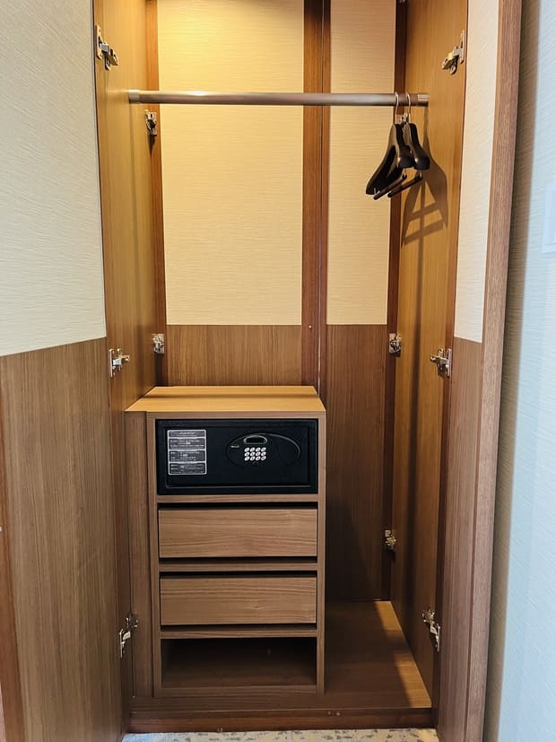 ホテル雅叙園東京客室クローゼットは両側から開く
