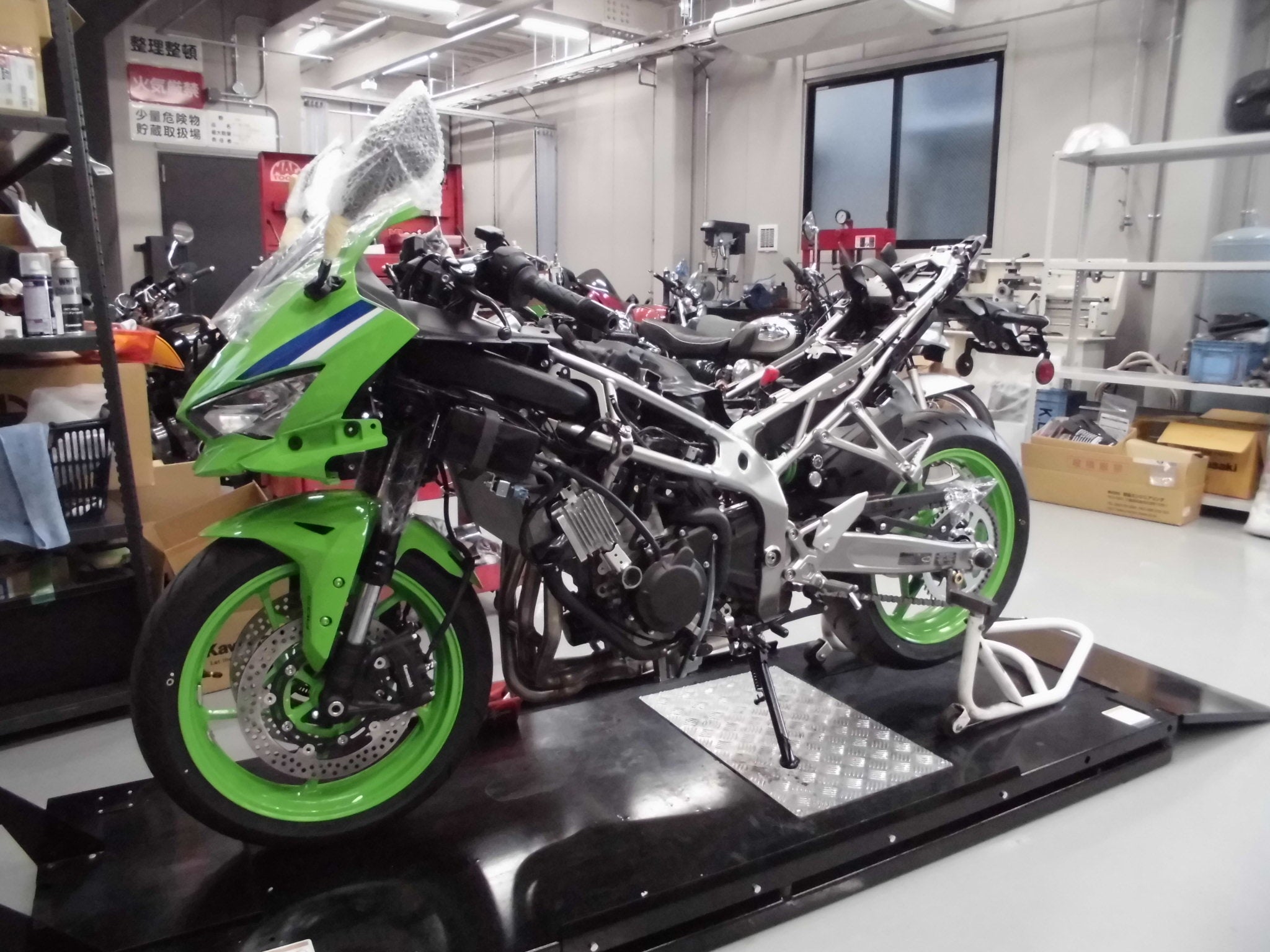 ZX-4RR ドライブレコーダー取付。 | 八尾カワサキ本店スタッフブログ ZX-4RR ドライブレコーダー取付。 | 八尾カワサキ本店スタッフブログ