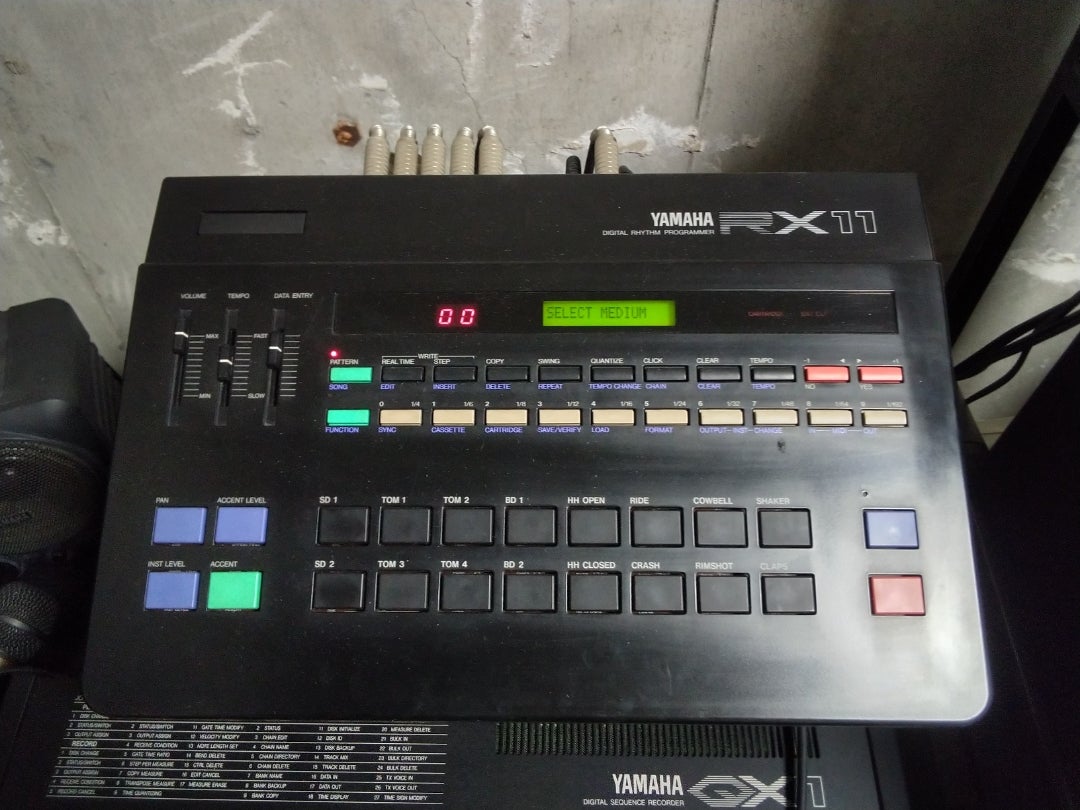 YAMAHA QX1のシーケンスデータをYAMAHA QY700にレコーディング YAMAHA QX1のシーケンスデータをYAMAHA QY700にレコーディング