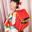 小学校卒業式は袴で参加！！かわいい着物姿の少女たちが楽しくスマホで写真を撮る姿が浮かびます。