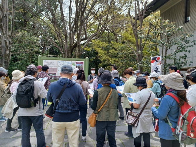 愛知、名古屋の歴史探訪の会で城巡り散策ウォーキングの様子