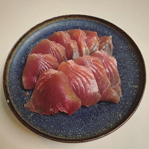 今夜のごはんはカツヲの刺身に鮭の西京焼きなどの画像