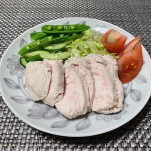 体に良いといわれている鶏胸肉の料理をやっと作りました。「サラダチキン」「ほうれん草の白和え」の画像