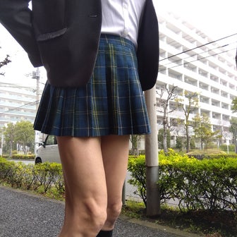 女子高生の制服でノーパン散歩