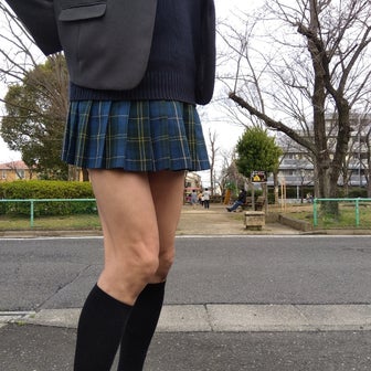 女子高生の制服でノーパン散歩