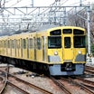 萩山駅の西武拝島線小平、西武新宿方面行き電車(2024年4月)
