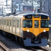 旧西武鉄道の黄色と茶色の2色塗りラッピングの2000形(2024年4月)