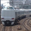 大和川を渡るJR阪和線の電車たちと浅香駅