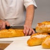 パンは冷凍してから食べる方が血糖値が上がりにくい？