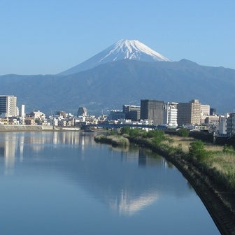 今年初めての朝散歩…私の好きな風景と辛うじて逆さ富士♪