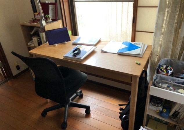 中学生の息子の学習机に無印良品の木製デスクを購入しました 中学生の息子の学習机に無印良品の木製デスクを購入しました