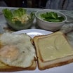 ハムと大きいチーズと目玉焼きのオープンサンドイッチ