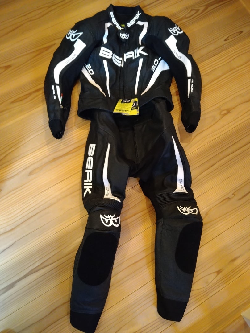 カドヤのライダースーツ ツーピース レザーパンツに悩み中 