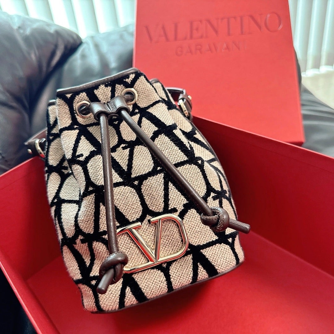 VALENTINO♡衝撃の軽さと可愛さに一目惚れしたバッグ VALENTINO♡衝撃の軽さと可愛さに一目惚れしたバッグ