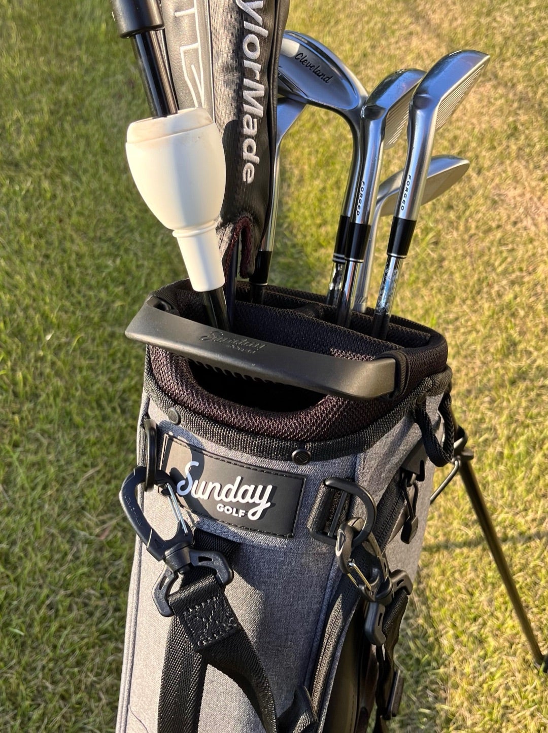 Sunday GOLFのキャディーバッグ コンパクトで使いやすい Sunday GOLFのキャディーバッグ コンパクトで使いやすい