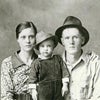 エルヴィス•プレスリーと両親、1937年。の画像