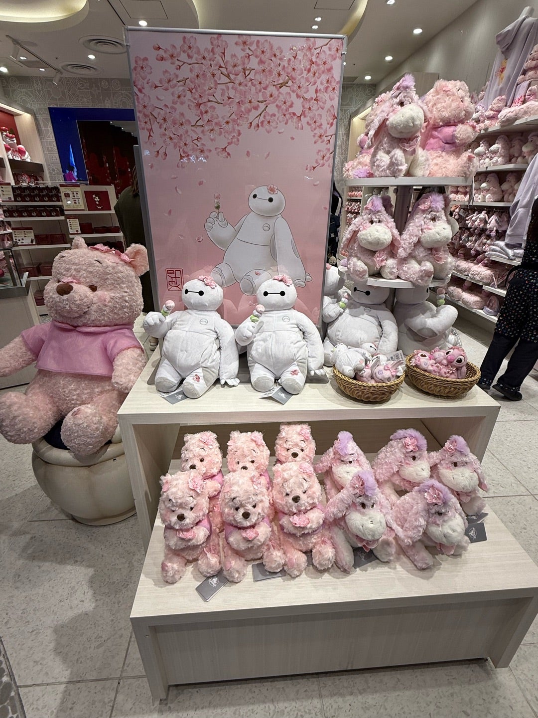 ディズニーフラッグシップ東京で先行販売のサクラグッズを ディズニーフラッグシップ東京で先行販売のサクラグッズを