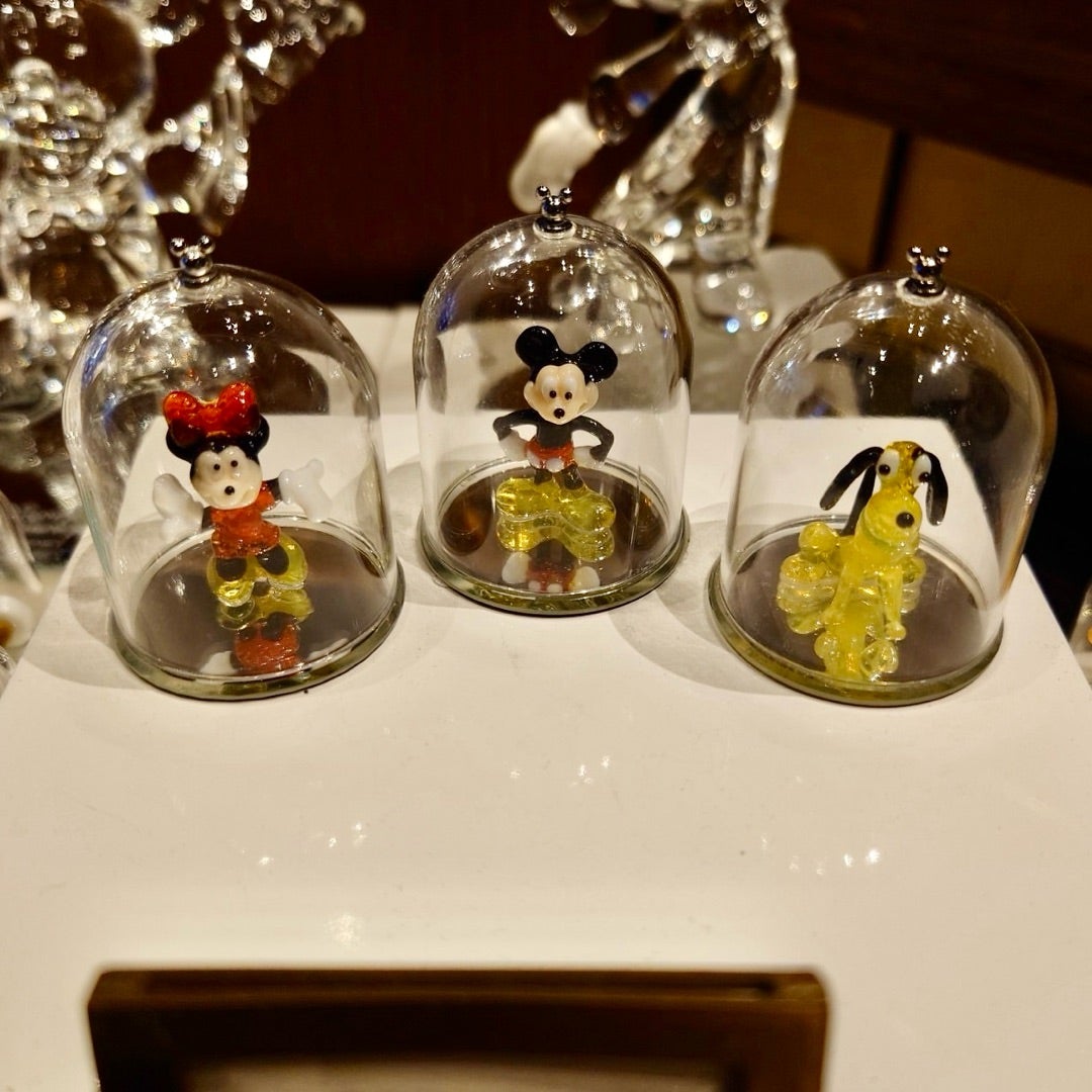 東京ディズニーランド ドームに入った小さなガラスフィギュア 東京ディズニーランド ドームに入った小さなガラスフィギュア