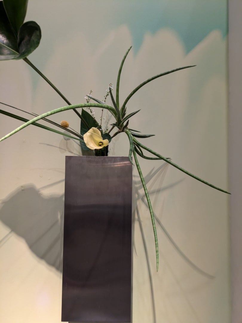 6 金属製　花器　花入　花展　モダン　スタイリッシュ　池坊　立花　シルバー 掛の新風体立花 | QUEENS FLOWER クイーンズフラワー。千葉県の船橋