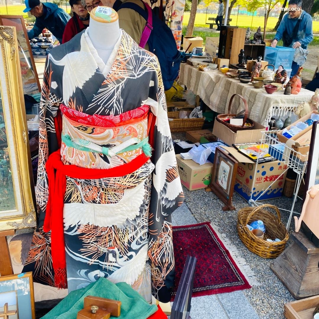 京都平安蚤の市】全国から骨董が集結！掘り出し物いっぱいの宝探し体験