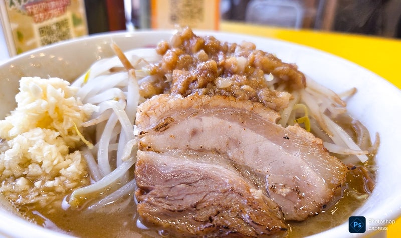 極太麺と豚感強めのスープのラーメン