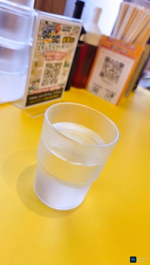 ポークマン宜野湾店：冷たい水が提供される