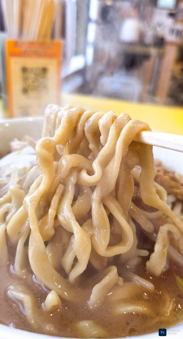 極太麺が豚骨スープに絡むポークマンのラーメン