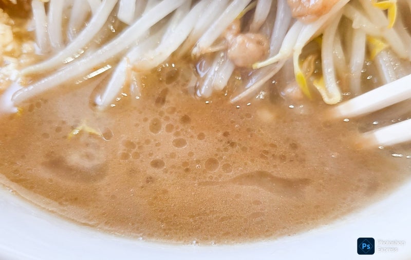 ポークマン宜野湾店の極太麺と豚骨スープ