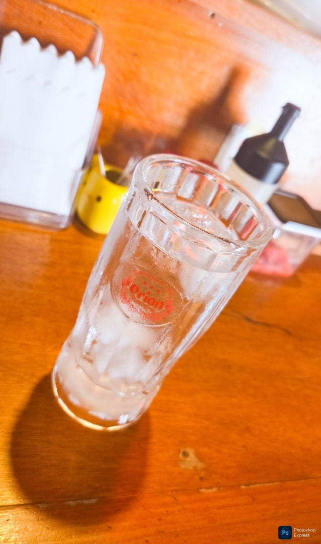 オリオンビールのロゴ入りグラスに氷水